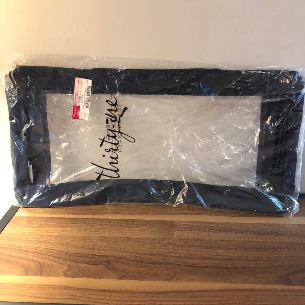 Thirty One Top a Tote
